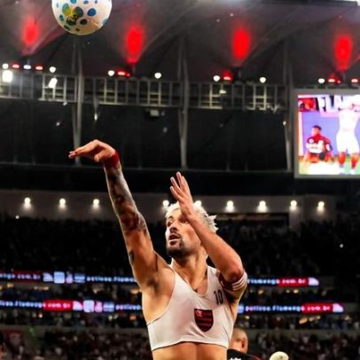 Arrascaeta celebra gol do Flamengo com gesto de basquete