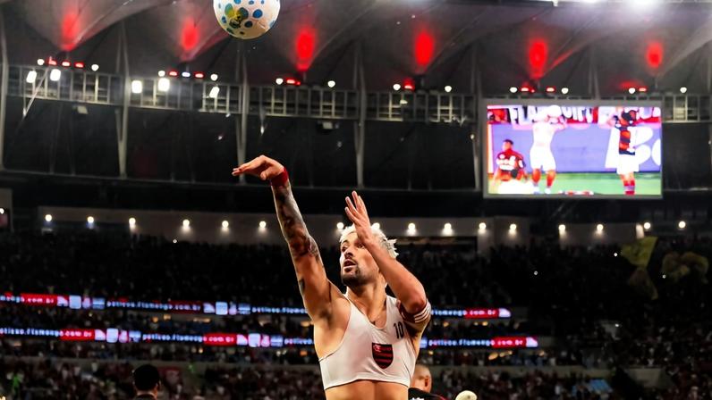 Arrascaeta simula arremesso em homenagem a Oscar Schmidt (Foto: Adriano Fontes / Flamengo)