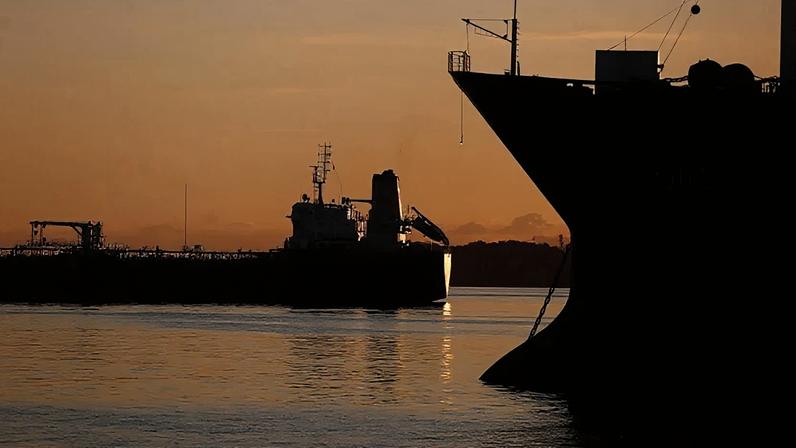 Navios petroleiros são fotografados atracados na Baía de Guanabara, no Estado do Rio de Janeiro