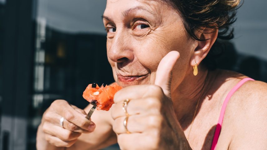 mulher mais velha comendo melancia