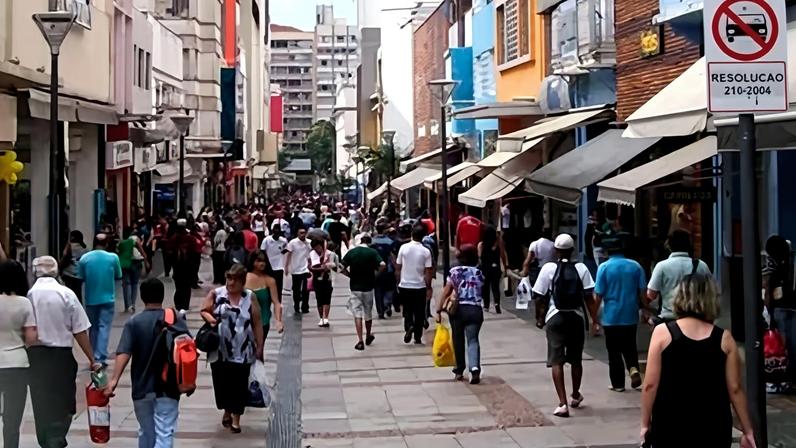 Rua com comércios | Reprodução