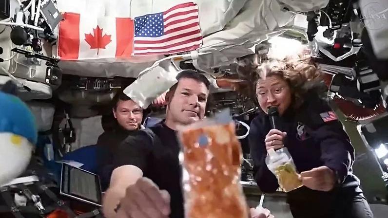 Artemis II mostra como é comer no espaço