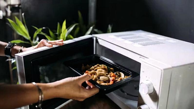 Reaquecer comida 'reinicia' o prazo de validade? Entenda quantas vezes é seguro esquentar alimentos — Foto: Getty Images