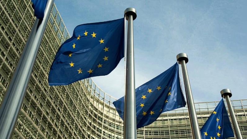 bandeiras da união europeia em frente a predio