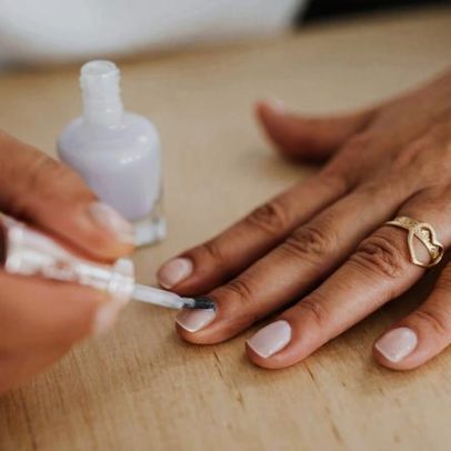 Truques para secar esmalte rápido em casa funcionam, dizem especialistas