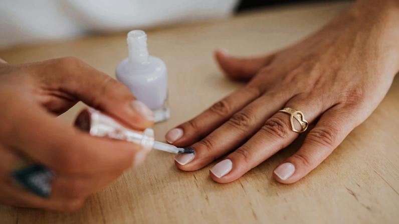 Como secar esmalte rápido em casa