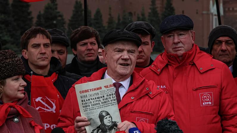 O líder do Partido Comunista da Rússia, Gennady Zyuganov, durante homenagem ao astronauta Yuri Gagarin no Muro do Kremlin, em Moscou, no último dia 10 (Foto: MAXIM SHIPENKOV/EFE/EPA)