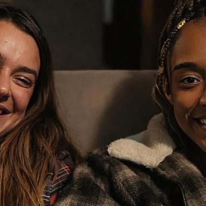 Pôster de websérie Quem Sabe Outro Dia traz Mariana Molina e Marília Lopes