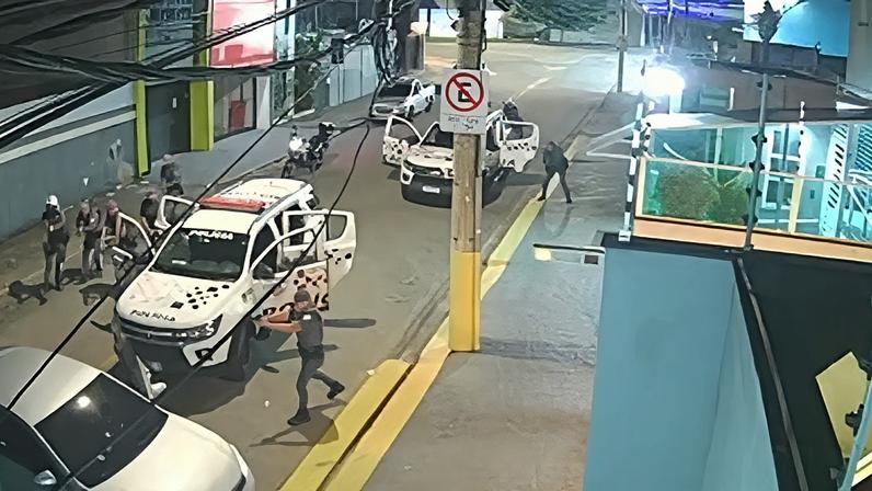 Ao tentarem manobrar o veículo, ocorre o confronto que terminou com as três mortes