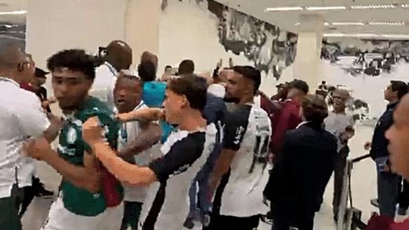 Confusão no túnel de acesso aos vestiários depois de Corinthians x Palmeiras