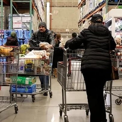 Confiança do consumidor dos EUA atinge mínimo histórico em abril
