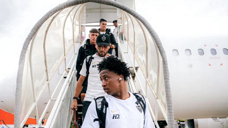 Jogadores do Atlético em viagem (Foto: Pedro Souza / Atlético)