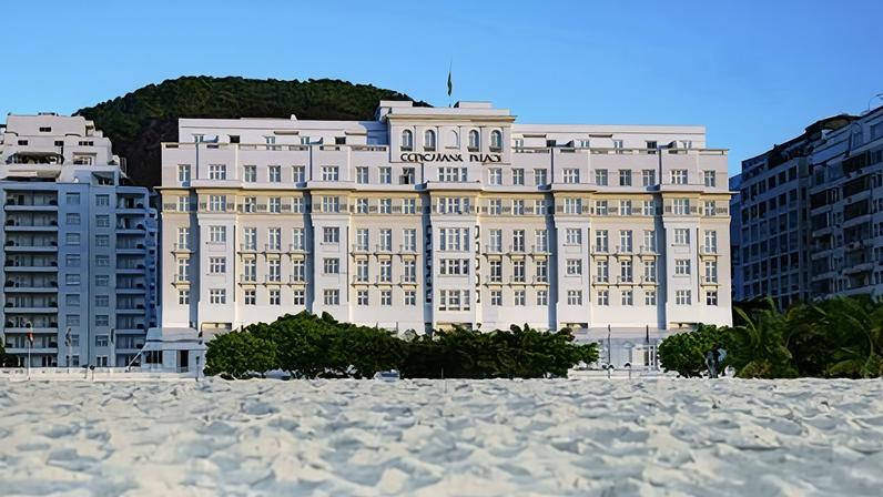 Belmond Copacabana Palace visto a partir das areias da Praia de Copacabana