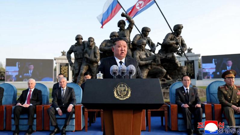 O ditador norte-coreano, Kim Jong-un, em recepção a uma delegação russa em Pyongyang no domingo (26) (Foto: KCNA/EFE/EPA)