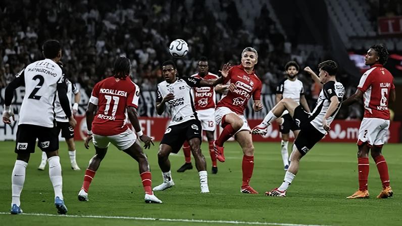 Lance de Corinthians x Santa Fe pela Libertadores