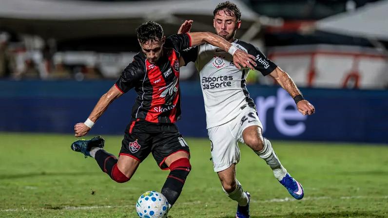 Lance da partida entre Vitória (BA) e Corinthians (SP), neste sábado, 18, em Salvador, em jogo válido pela 12ª rodada do Brasileirão. O time paulista aposta no bom retrospecto diante do rubro-negro baiano para manter a invencibilidade sob o a batuta do "dinizismo".