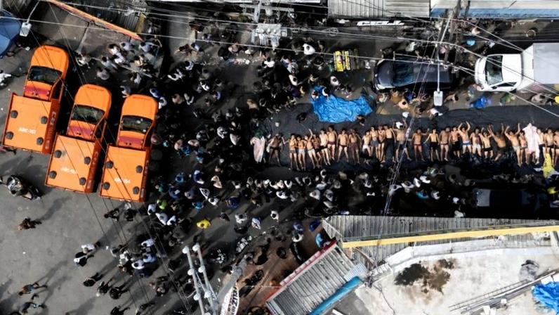Moradores levaram dezenas de corpos para praça no Complexo da Penha; estavam em área de mata