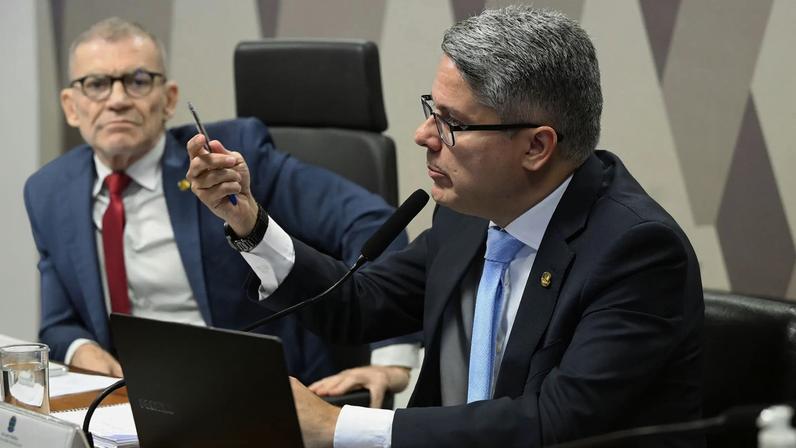Alessandro Vieira (MDB-SE) lê seu relatório em sessão da CPI do Crime Organizado; ao fundo, o presidente da comissão, Fabiano Contarato (PT-ES). (Foto: Carlos Moura/Agência Senado)