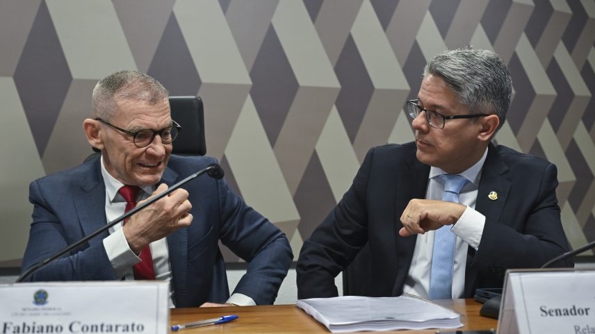 Presidente e relator da CPI do Crime Organizado durante reunião para leitura e deliberação do relatório final que pediu indiciamento de ministros do STF. (Foto: Saulo Cruz/Agência Senado)