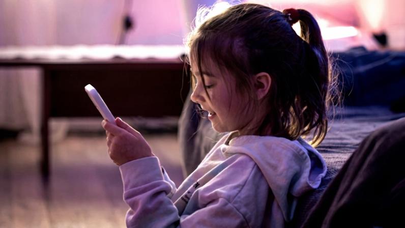 Foto colorida de criança mexendo no celular - Pediatra diz qual a idade ideal para crianças terem o próprio celular - Metrópoles
