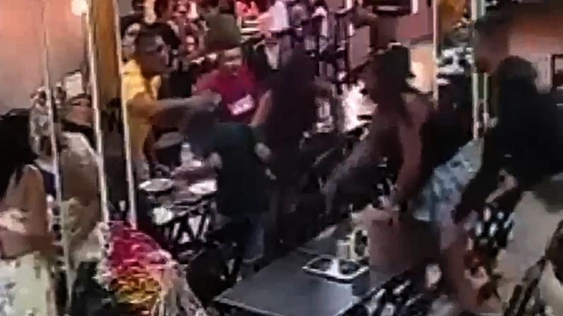 Imagem colorida,criança se engasgou com pedaço de pizzza em um estabelecimento de Itaboraí (RJ)- Metrópoles