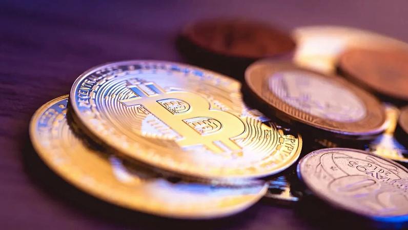 moedas de cripto em cima de uma mesa