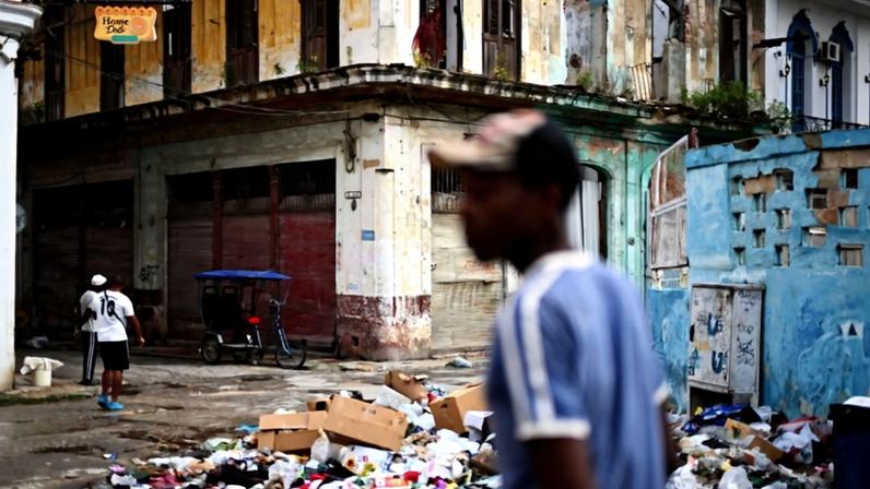 Imagem colorida mostra homem nas ruas de Cuba - Metrópoles