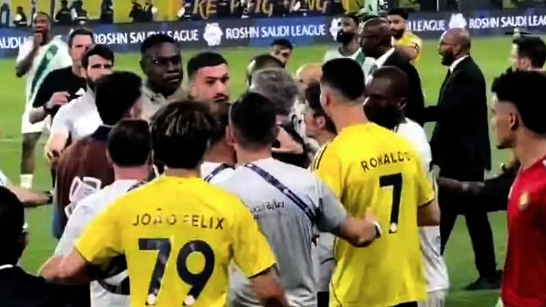 Cristiano Ronaldo bate boca com ex-colega de Juventus