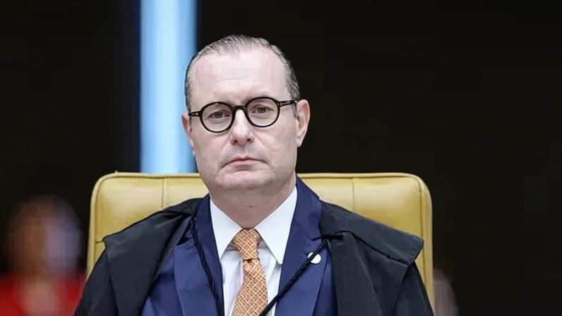 Ministro Cristiano Zanin na sessão plenária do STF