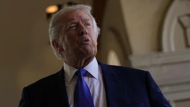O presidente dos EUA, Donald Trump, chega para o casamento de Dan Scavino, chefe de gabinete adjunto da Casa Branca, e Erin Elmore, diretora de Arte nas Embaixadas do Departamento de Estado dos EUA, em Mar-a-Lago, Palm Beach, Flórida, EUA, em 1º de fevereiro de 2026. REUTERS/Nathan Howard