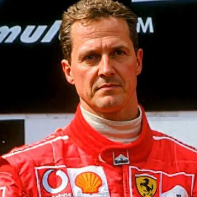 Manifestante nu protagoniza protesto nos boxes durante vitória de Schumacher na F1