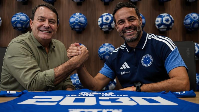 Artur Jorge ao lado de Pedro Lourenço, dono da SAF do Cruzeiro, durante assinatura da renovação do contrato do treinador