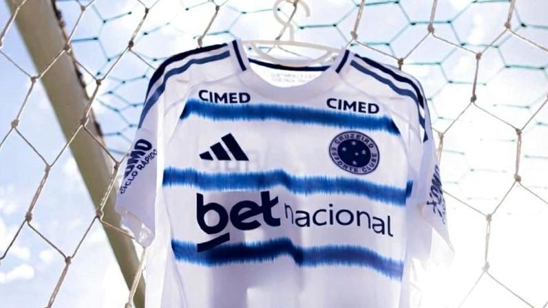 Camisa do Cruzeiro na rede do estádio Serra Dourada, em Goiânia (GO)