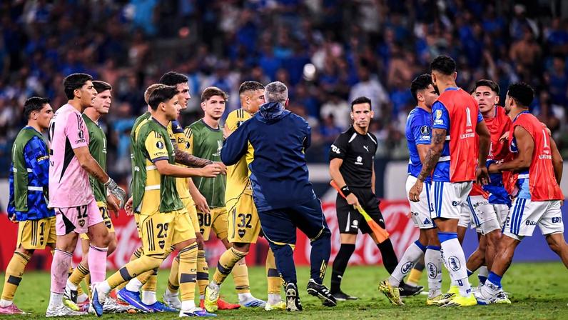 Confusão após o apito final de Cruzeiro x Boca Juniors