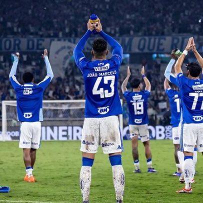 Jogadores do Cruzeiro comemoram reconciliação com a torcida