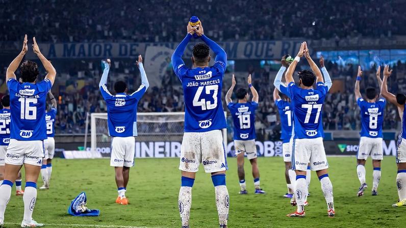 Jogadores do Cruzeiro comemoram com a torcida após a vitória sobre o América, no Mineirão