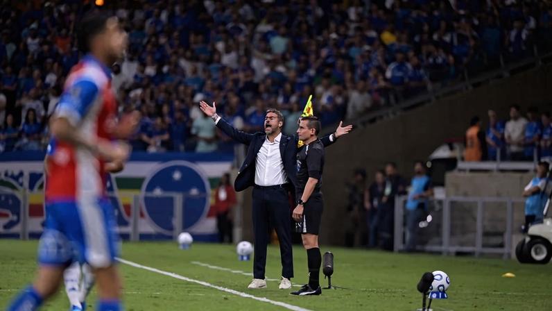 Artur Jorge gesticula à beira do banco de reservas durante derrota do Cruzeiro para a Universidad Católica, no Mineirão