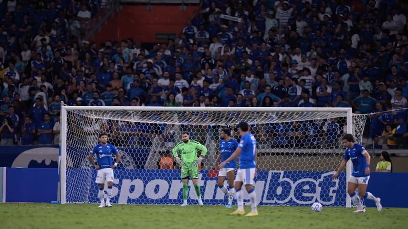 Jogadores do Cruzeiro lamentam após sofrer o segundo gol diante da Universidad Católica, pela Libertadores