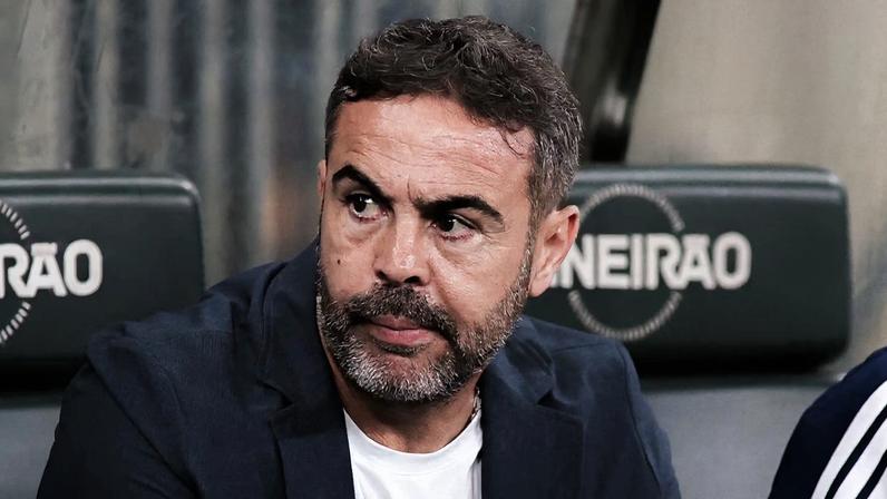 Artur Jorge foi ativo durante toda a partida contra o Vitória