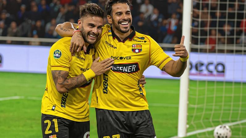 Jogadores do Barcelona, do Equador, comemoram gol em vitória no campeonato local