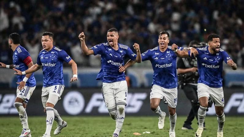 Jogadores do Cruzeiro comemoram classificação diante do Boca nas oitavas da Sul-Americana 2024