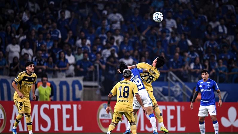 Jogo ficou marcado por diversos cartões, incluindo um vermelho
