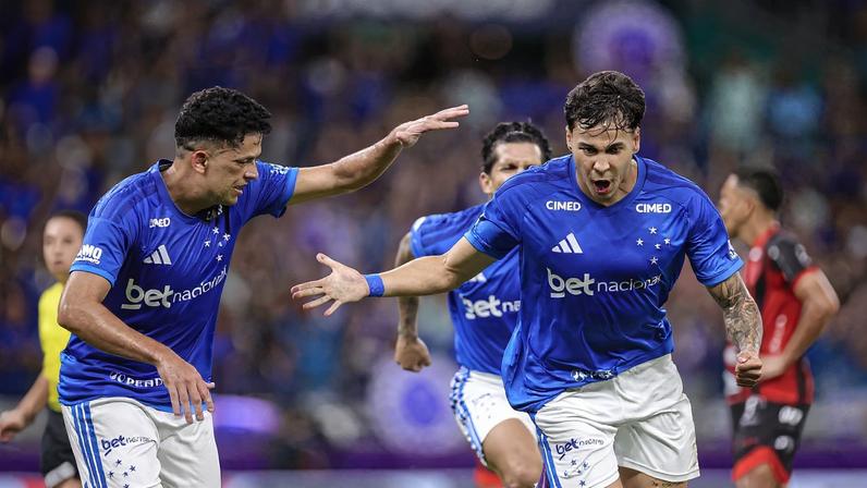 Bruno Rodrigues comemora com Kaio Jorge após gol do Cruzeiro no Mineirão