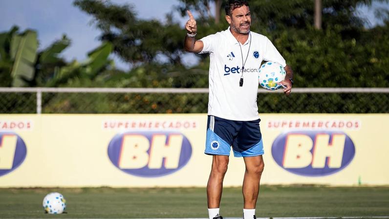 Técnico Artur Jorge comanda treino na Toca da Raposa II