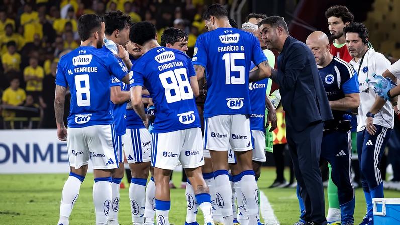 Na estreia da Libertadores, no dia 7 de abril, o Cruzeiro venceu o Barcelona de Guayaquil, no Equador, por 1 a 0, gol de Matheus Pereira