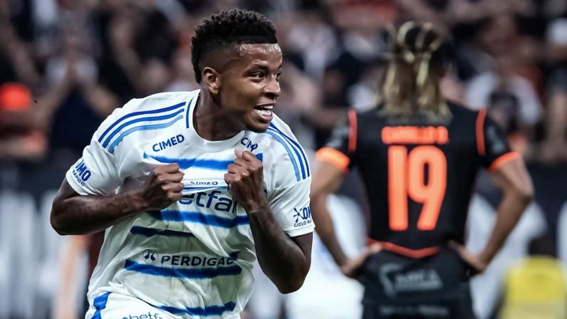 O Cruzeiro está vencendo o Corinthians com gol de Arroyo na Neo Química Arena, em São Paulo