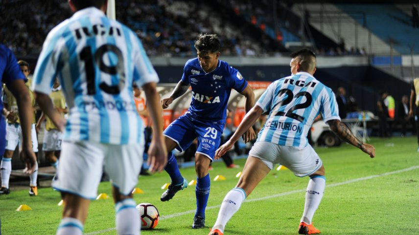 O volante Lucas Romero estava em campo na estreia do Cruzeiro na Libertadores de 2018; fora de casa, Raposa perdeu para o Racing por 4 a 2