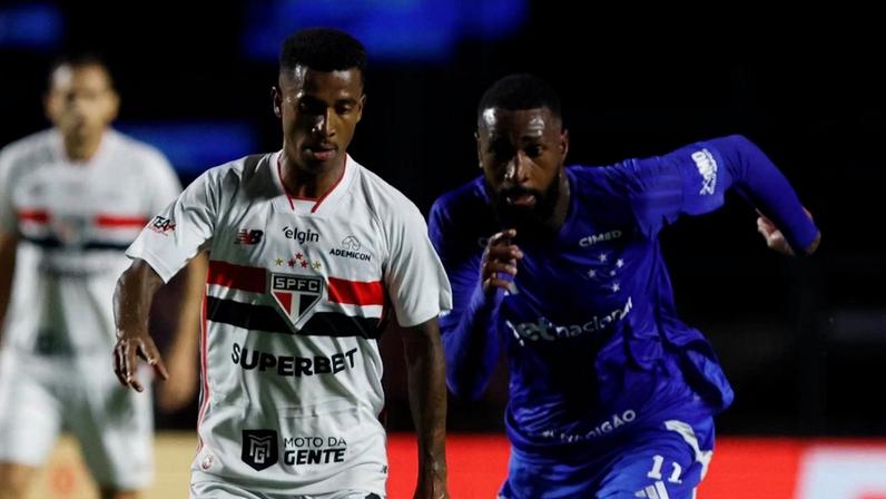 Camisa 11 atuou como titular e foi substituído pelo atacante Wanderson