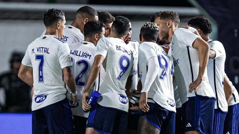 Jogadores do Cruzeiro reunidos no gramado antes do duelo com o Goiás pelo Brasileirão 2023