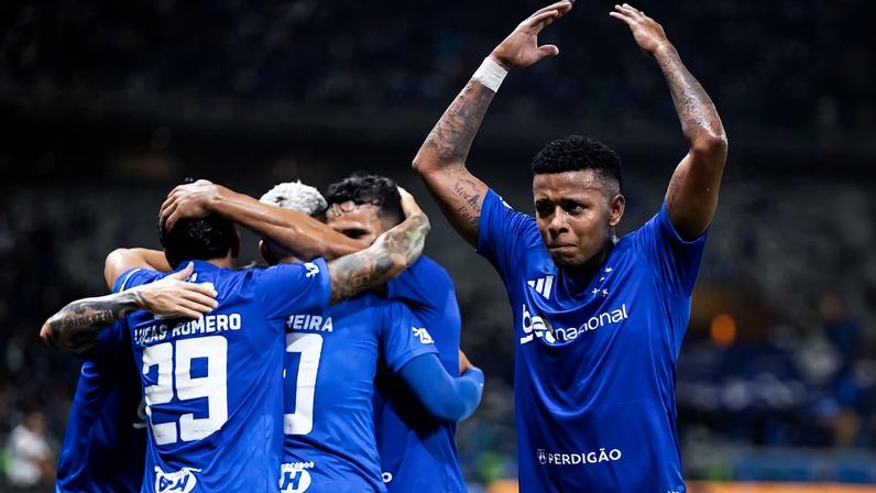 Jogadores do Cruzeiro comemoram vitória contra o Grêmio, no Brasileirão 2026